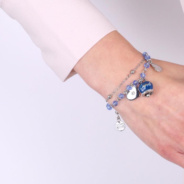 Bracelet en métal avec cloche en émail bleu et coeurs suspendus