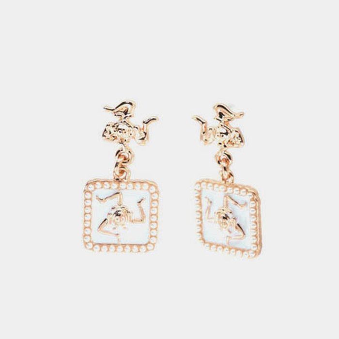 Boucles d'oreilles en métal avec pendentif en forme de tuile orné du symbole sicilien de la Trinacria et d'émail blanc