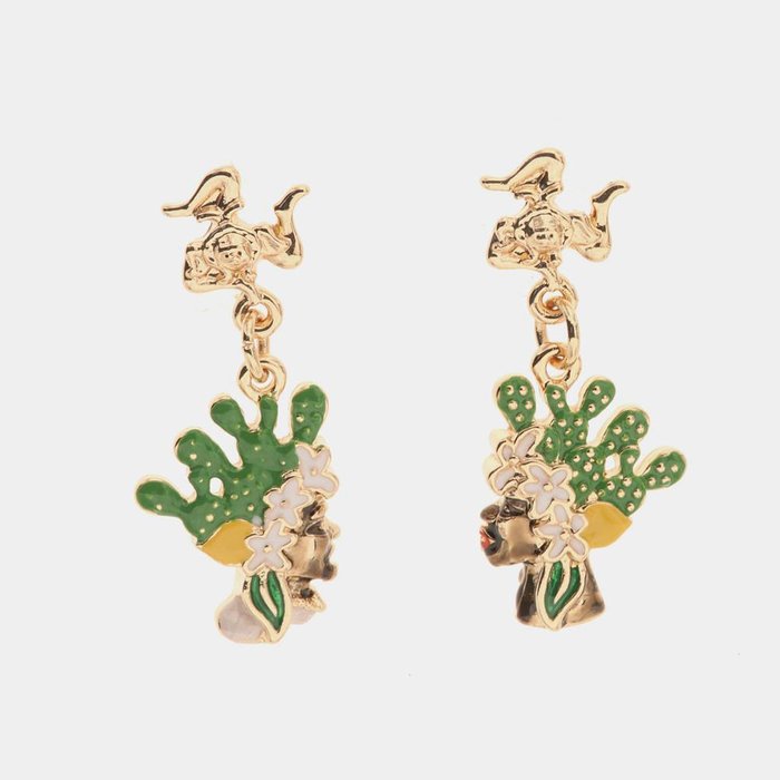 Boucles d'oreilles en métal avec fermeture à clip avec trois pattes de la Trinacria et des têtes de Maure ornées d'émaux colorés