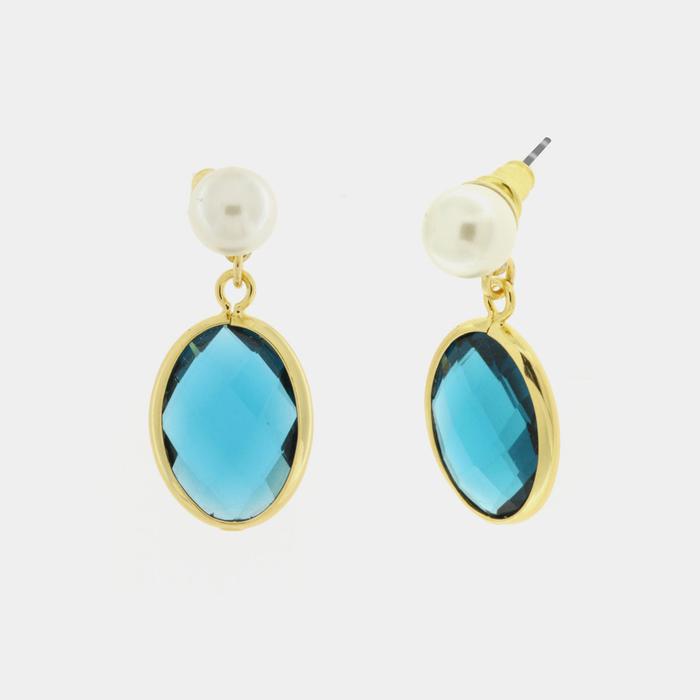 Boucles d'oreilles en métal sur le lobe avec pendentifs en perles et cristal bleu