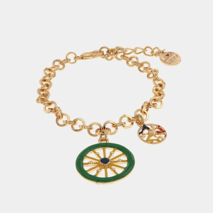 Bracelet en métal avec maille rolo et breloque roue de charrette et trinacria avec émaux colorés